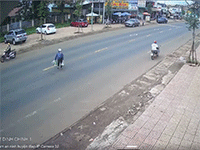 Tránh người phụ nữ đi bộ sang đường, xe tải 'ba chân' gây tai nạn kinh hoàng