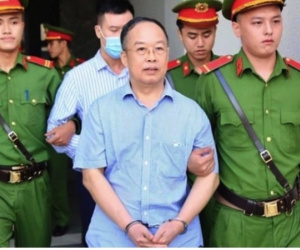 Bản cung thể hiện cựu Cục phó Quản lý xuất nhập cảnh chỉ đạo nhận, chia tiền biếu xén