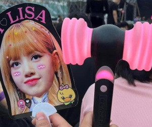 Giá đồ lưu niệm, phụ kiện cổ vũ BLACKPINK tại Hà Nội: Áo phông 1 triệu, gậy phát sáng 1,3 triệu