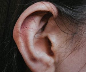 Cô gái trẻ bị thủng màng nhĩ sau nụ hôn quá nồng nhiệt