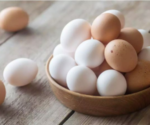 Trứng gà vỏ nâu và vỏ trắng, loại nào bổ dưỡng hơn?