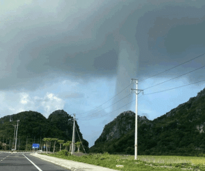 Vòi rồng khổng lồ xuất hiện ở vùng biển Hải Phòng