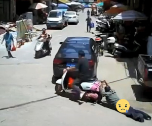 Va chạm sau giao thông, người đi xe máy kéo lê nạn nhân đến tụt cả trang phục trên phố