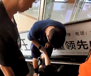 Bé gái nhanh trí cứu anh trai thoát nạn kinh hoàng khi đi thang cuốn