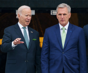 Chủ tịch Hạ viện Mỹ cảnh báo khả năng 'điều tra luận tội' ông Biden
