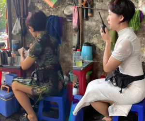 Choáng với outfit chuẩn Hồng Kông của chị gái bán trà đá vỉa hè, nhìn kĩ mới phát hiện... người quen