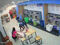 Cặp vợ chồng 'đánh vật' với chiếc chăn ở tiệm giặt là khiến dân mạng cười nghiêng ngả