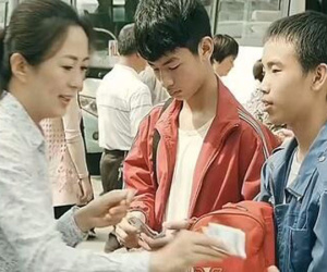 Cho 3 thiếu niên ăn xin bữa cơm nóng, mấy chục năm sau người phụ nữ được báo đáp tiền tỷ nhưng không nhận vì một nguyên do