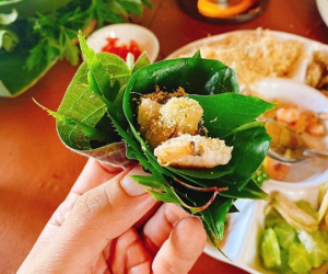 Độc đáo món gỏi 'hạ hỏa' hơn 30 loại lá, khách cuốn mỏi tay