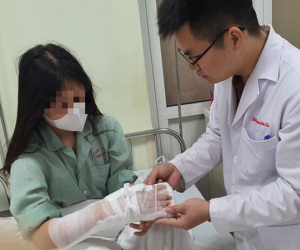 Mua máy xay trên mạng về tự lắp, nữ sinh 17 tuổi ở Hà Nội bị lưỡi dao cắt đứt gân, nát bàn tay phải