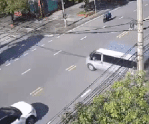 Video: Ô tô 4 chỗ tông xe khách 16 chỗ lật nghiêng, trượt dài trên đường