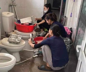 Xôn xao việc trường mầm non ở Nghệ An rửa khay ăn của trẻ bên bồn cầu, cơ quan chức năng nói gì?