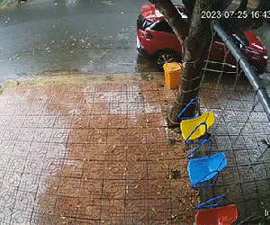 Danh tính người đàn ông lái ô tô liên tục húc xe con đậu trên đường
