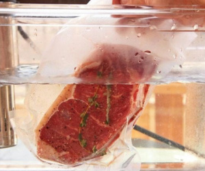 Sai lầm khi rã đông thịt khiến vi khuẩn tăng gấp 15 lần, nhưng hầu như bà nội trợ Việt nào cũng mắc