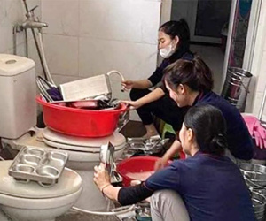 Vụ giáo viên rửa khay ăn cho trẻ cạnh bồn cầu: Trường mầm non xin lỗi