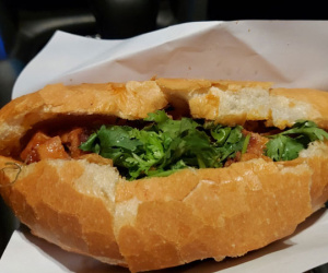 'Bánh mì ma' nức tiếng Cần Thơ, khách sành ăn mê mẩn, tấp nập xếp hàng chờ mua