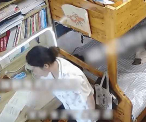 Hành động của người mẹ trong lúc kèm con học gây tranh cãi, không biết kiềm chế cảm xúc thì đừng mong con cái ưu tú!