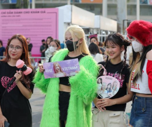 Thời trang lạ và 'hiểm hóc' của fan đi 'đu' BlackPink ở SVĐ Mỹ Đình