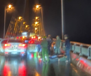 Cảnh sát chặn cầu bắt 31 đối tượng mang theo dao, súng và áo chống đạn