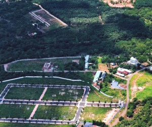 Sẵn 2 tỷ đồng, nên mua đất hay gửi tiết kiệm ngân hàng lúc này?