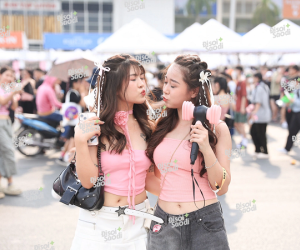 Giới trẻ ăn diện theo style BLACKPINK, phủ kín SVĐ Mỹ Đình với đồ hồng đen