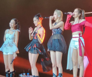 Người hâm mộ 'cắn răng' mua vé máy bay TPHCM - Hà Nội giá cao để kịp xem concert BLACKPINK đêm cuối