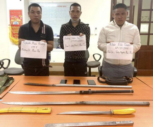 Hai thanh niên vác hung khí kéo lê trên đường 'dương oai' và cái kết đắng
