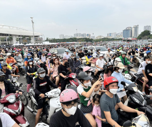 40 cảnh sát giao thông phân luồng, biển người mắc kẹt ở Mỹ Đình, gần như không thể di chuyển
