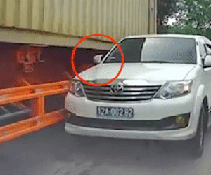 Ô tô biển xanh 7 chỗ bị xe container 'bẻ gương' vì vượt ẩu trên cầu