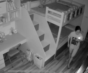 'Nữ quái' tháo camera phi tang để tránh bị phát hiện đột nhập trộm tài sản