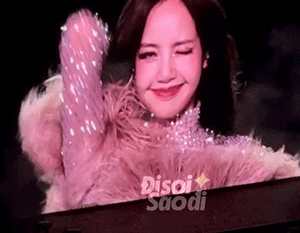 Rầm rộ clip Lisa 'bật tắt' chế độ biểu diễn và tính cách thật ngoài đời ngay trên sân khấu BLACKPINK Hà Nội đêm 2