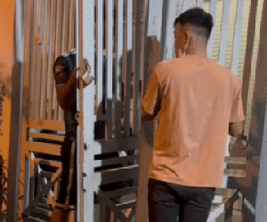Nhóm thanh niên ngang nhiên dỡ cửa sắt nhà dân để dắt trộm 2 xe máy