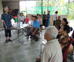 Cả làng họp đêm, góp gần 100 triệu đồng đưa chàng trai nghèo vào đại học
