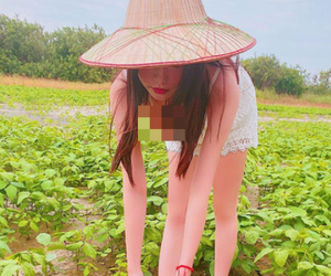 Đỏ mặt trước kiểu mặc khoe body của các hot girl khi làm ruộng