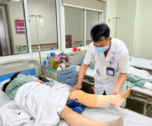 Thiếu nữ 16 tuổi mắc bệnh hiếm gặp, dịch khớp màu đỏ như máu