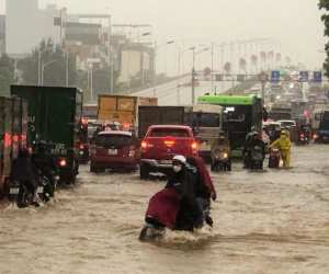Đường phố thành sông, giao thông tê liệt trong trận mưa lớn