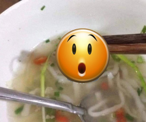 Vị khách tỏ ra hào hứng dù phát hiện vật thể lạ trong tô phở, lý do cực đặc biệt