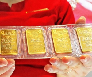 Giá vàng thế giới lao dốc, trong nước bất ngờ tăng