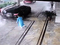 Lễ tân khách sạn gặp họa vì khách chạy 'quá đà' nhưng vẫn có hành động khiến nhiều người khen ngợi