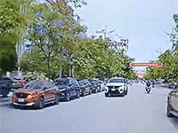 Nhầm chân ga, tài xế xe con có pha lùi xe khiến người đi đường 'hết cả hồn'