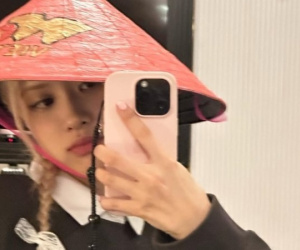 'Thánh soi' công nghệ: Rosé BLACKPINK đang dùng điện thoại và ốp lưng gì?
