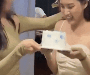 Ăn diện xinh đẹp đến dự sinh nhật, cô gái liền bỏ về vì trò đùa của nhóm bạn