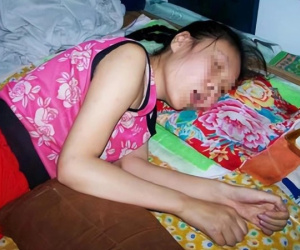 Người phụ nữ nằm liệt giường 20 năm để mẹ già chăm sóc, bất ngờ đứng lên được sau khi mẹ mất
