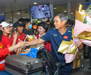 Tuyển nữ Việt Nam rạng rỡ ngày về nước: HLV Mai Đức Chung nhận quà đặc biệt, Huỳnh Như tiết lộ việc đàm phán với Lank FC
