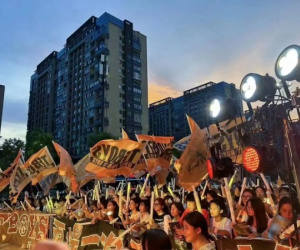 Fan Trung Quốc 'chịu chi': Vé concert ngang giá biệt thự, 'mua' cả đất trên mặt trăng cho idol