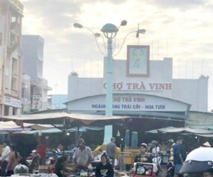 Cách chức phó giám đốc trung tâm văn hóa vì ném chất bẩn vào cửa hàng tiểu thương