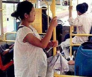 Con trai 6 tuổi không nhường ghế trên xe buýt cho bà bầu, lời nói của người mẹ khiến cả xe đồng tình
