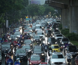 Hà Nội: Mưa lớn đúng giờ đi làm, người dân chen chân giữa dòng xe chật cứng