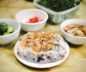 Quán bánh cuốn 'rẻ nhất Hà Nội' với tuổi đời hơn 40 năm
