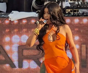 Ca sĩ Cardi B sẽ không bị buộc tội trong vụ ném micrô ở Las Vegas